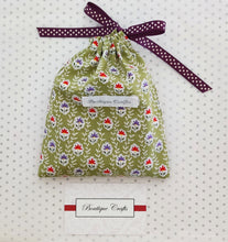 Load image into Gallery viewer, Reusable Face Wipes and Storage Bag
